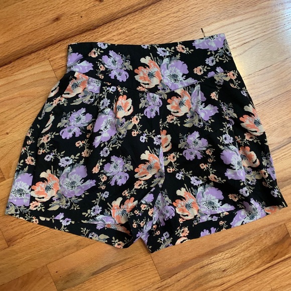 Urban Outfitters Pants - URBAN OUTFITTERS Floral Shorts size small